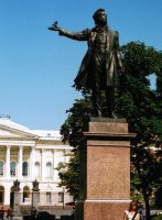 Monument à Pouchkine devant le musée Pouchkine - Памятник Пушкину перед музеем (...)