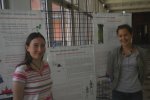 Amicie et Clémentine posent à côté de leurs créations.
